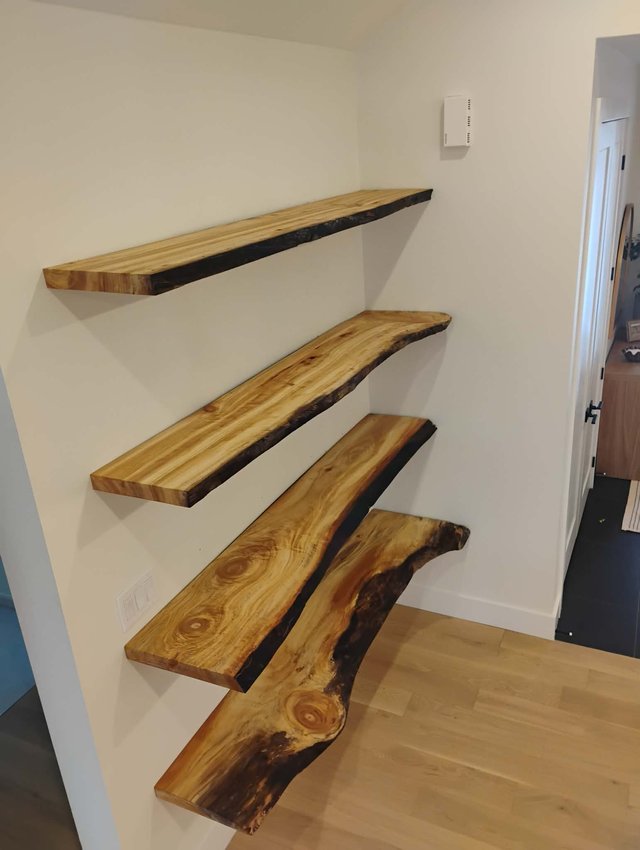 Ensemble de tablettes flottantes en bois massif disposées en escalier sur un mur — Les Bois Rustiques MG