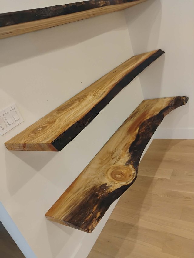 Deux tablettes murales flottantes en bois massif à bordure naturelle — Les Bois Rustiques MG