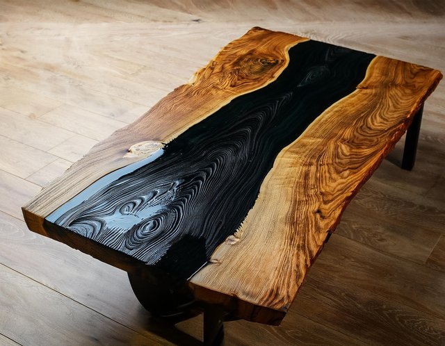 Table basse en bois massif avec rivière de résine foncée et bordure naturelle — idée de projet