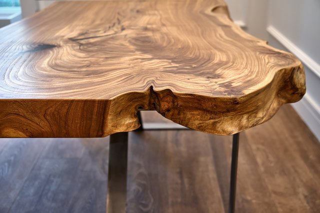 Table basse en dosse d'orme massif à bordure naturelle, vue rapprochée du grain — idée de projet
